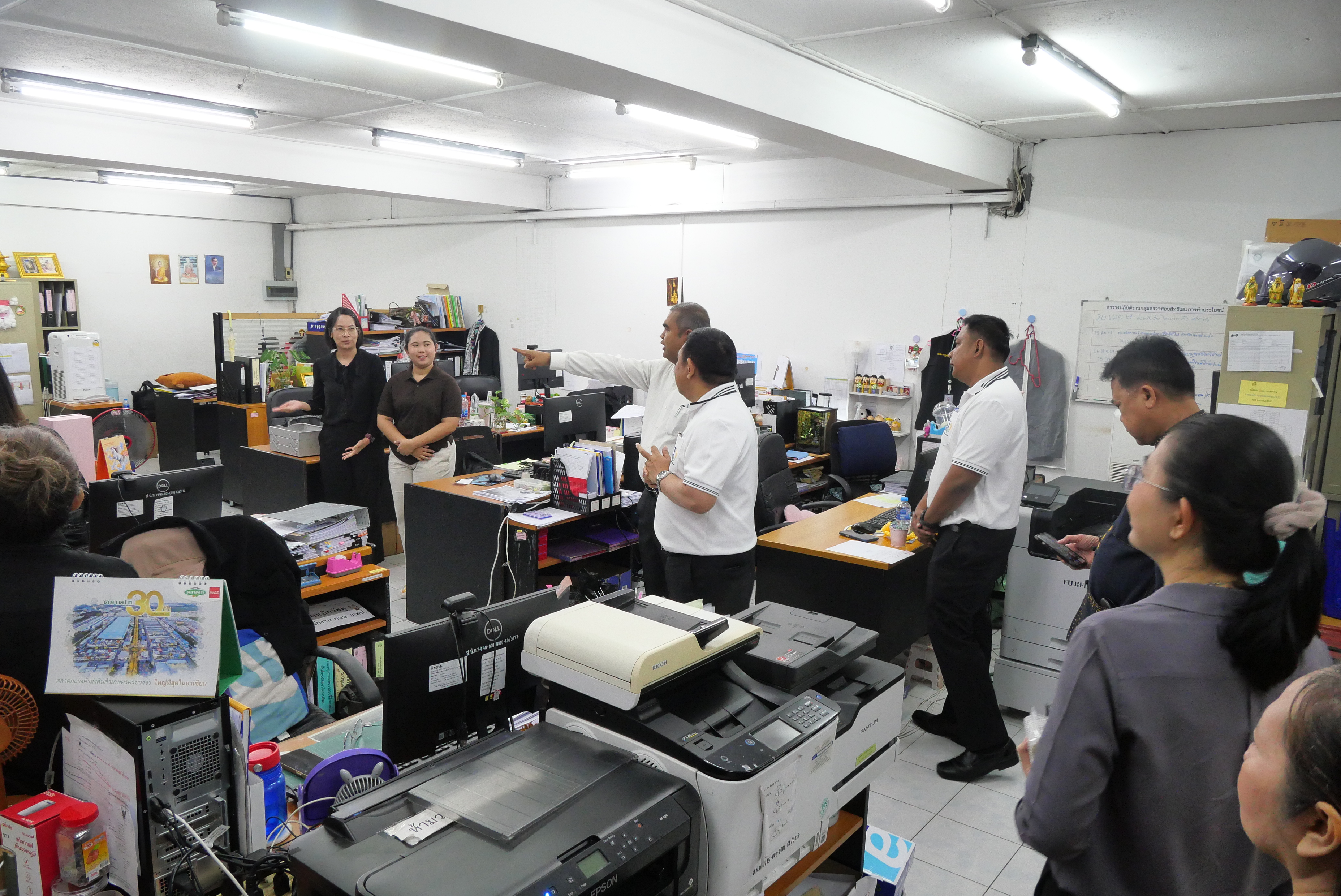 title - เลขาธิการ ส.ป.ก. ตรวจเยี่ยมบุคลากร ส.ป.ก. ถนนราชดำเนินนอก